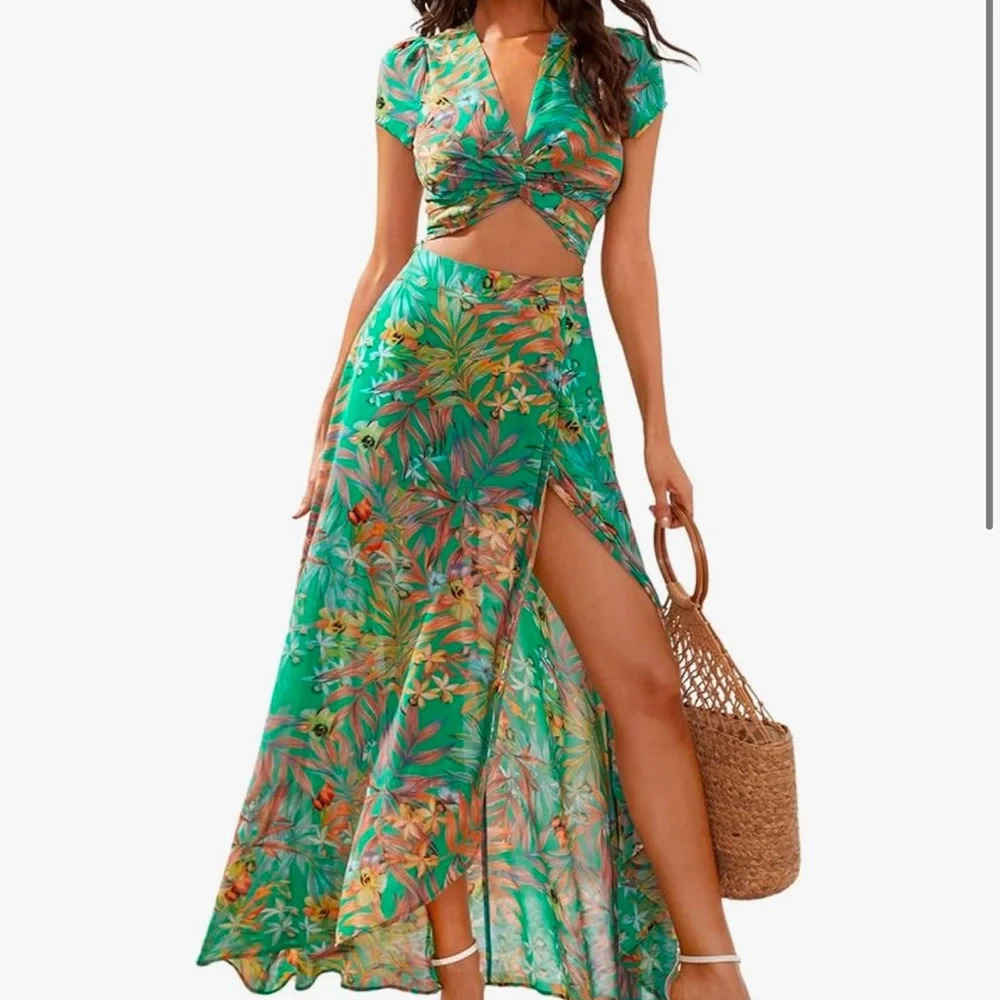 Green two piece outfit - Picture 6 of 7